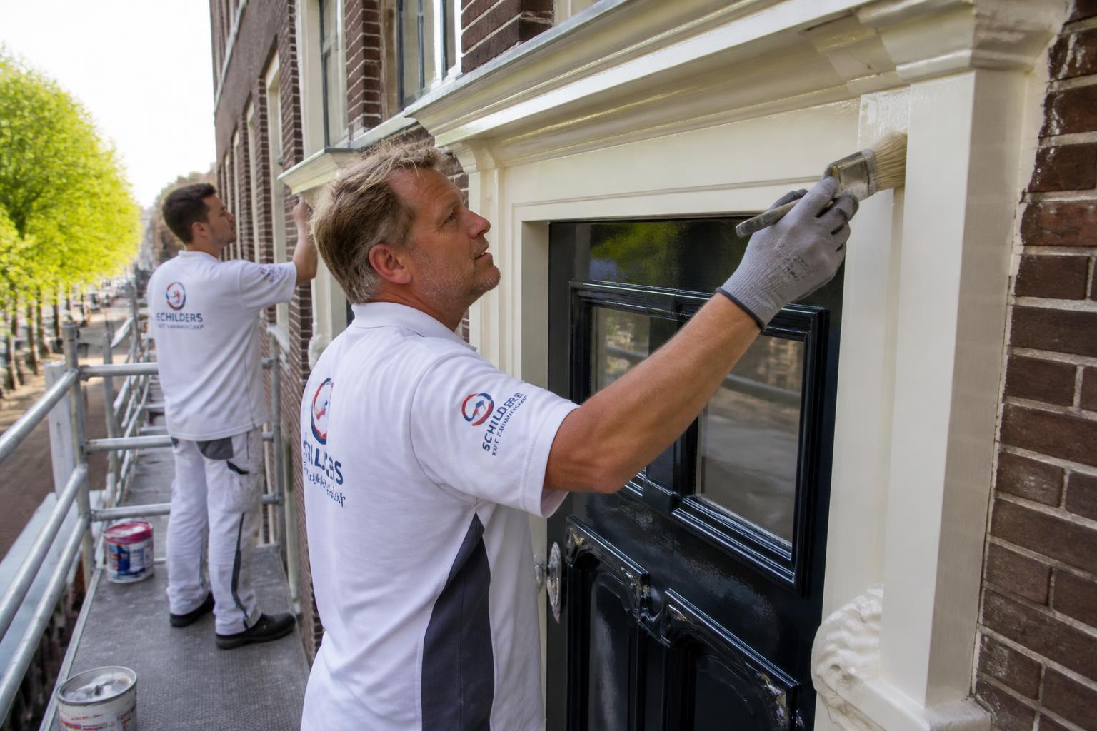 Schilderteam aan het werk bij een onderhoudsproject